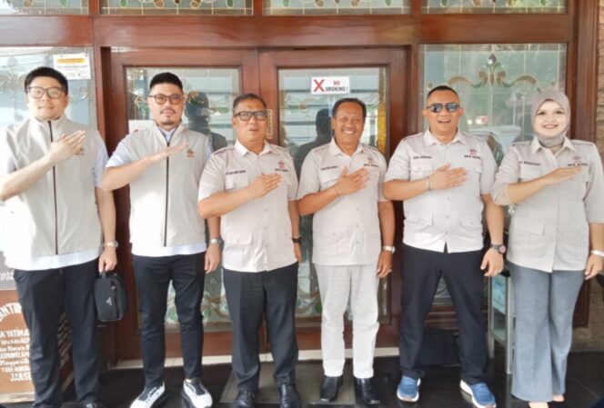 
					Empat dari kanan, Ketua DPD Himpunan Kerukunan Tani Indonesia (HKTI) Provinsi Kepri, Nyanyang Haris Pratamura, menghadiri peringatan Hari Ulang Tahun HKTI ke-53 yang digelar di Auditorium Kementerian Pertanian RI, Jakarta, Senin (27/4). 