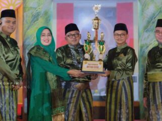 Wali Kota Tanjungpinang, H. Lis Darmansyah, S.H. didampingi Sekdaprov Kepri, Misni dan Wawako Raja Arija usai membuka MTQH tingkat Kota Tanjungpinang, Senin (27/04) malam. 