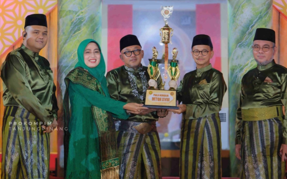 Wali Kota Tanjungpinang, H. Lis Darmansyah, S.H. didampingi Sekdaprov Kepri, Misni dan Wawako Raja Arija usai membuka MTQH tingkat Kota Tanjungpinang, Senin (27/04) malam.