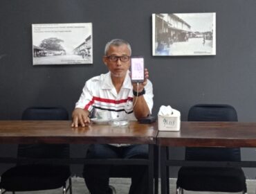 Salah satu konsumen Perumahan Cristal Abadi, Andi Cori Patahudin saat membeberkan sejumlah masalah di perumahan tersebut, Rabu (29/04) F-Kepri.info