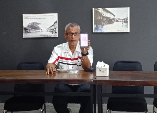 Salah satu konsumen Perumahan Cristal Abadi, Andi Cori Patahudin saat membeberkan sejumlah masalah di perumahan tersebut, Rabu (29/04) F-Kepri.info