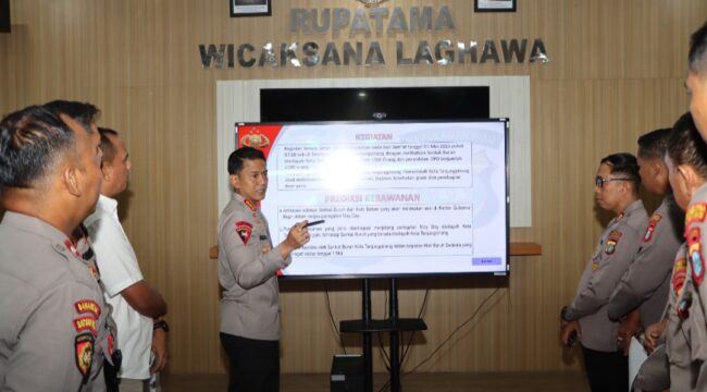 Kapolresta Tanjungpinang Kombes Pol. Indra Ranu Dikarta, S.I.K., M.Si., beserta Pejabat Utama (PJU) Polresta Tanjungpinang dan diikuti oleh seluruh personel yang terlibat dalam operasi pengamanan May Day. Gladi Posko dan TFG, Rabu (29/03). F-Humas Polresta Tanjungpinang 