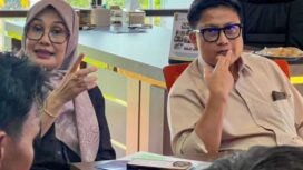 Kepala Dinas Komunikasi dan Informatika Provinsi Kepri Hendri Kurniadi bersama jajarannya menerima kunjungan Direktur TVRI Wilayah Kepulauan Riau Yenni Marlinda yang juga didampingi jajarannya, Selasa (28/4) di Dompak. F-Kominfo Kepri 