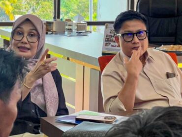 Kepala Dinas Komunikasi dan Informatika Provinsi Kepri Hendri Kurniadi bersama jajarannya menerima kunjungan Direktur TVRI Wilayah Kepulauan Riau Yenni Marlinda yang juga didampingi jajarannya, Selasa (28/4) di Dompak. F-Kominfo Kepri 