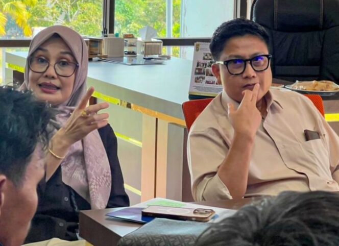 
					Kepala Dinas Komunikasi dan Informatika Provinsi Kepri Hendri Kurniadi bersama jajarannya menerima kunjungan Direktur TVRI Wilayah Kepulauan Riau Yenni Marlinda yang juga didampingi jajarannya, Selasa (28/4) di Dompak. F-Kominfo Kepri 