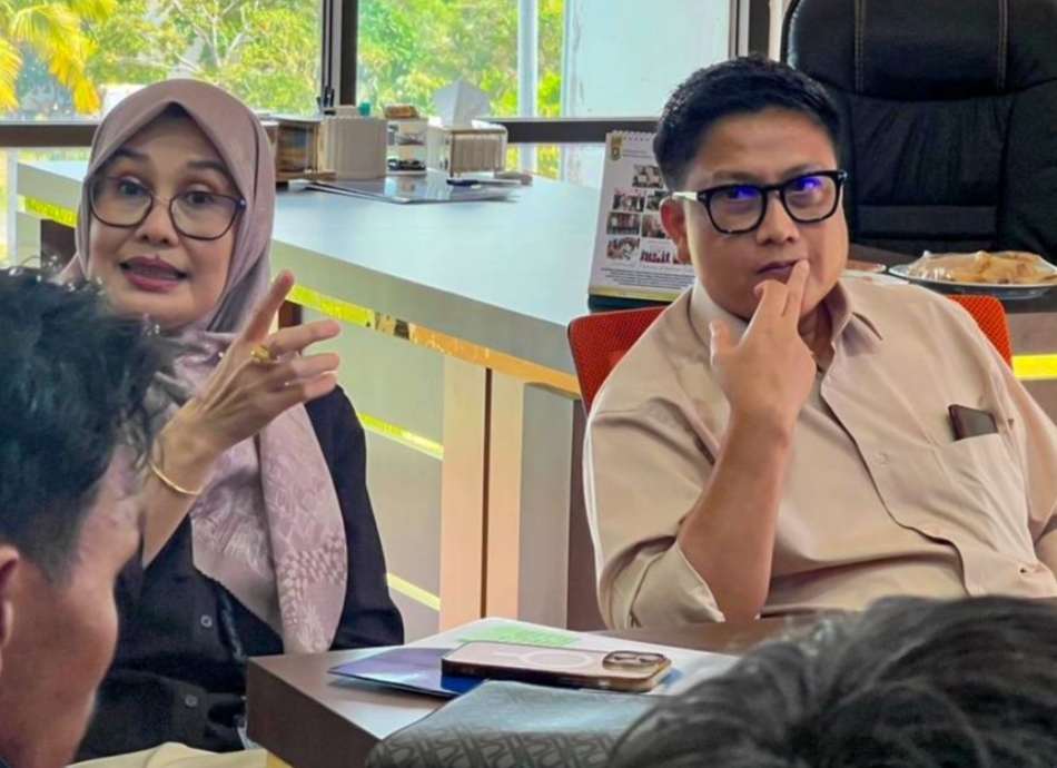 Kepala Dinas Komunikasi dan Informatika Provinsi Kepri Hendri Kurniadi bersama jajarannya menerima kunjungan Direktur TVRI Wilayah Kepulauan Riau Yenni Marlinda yang juga didampingi jajarannya, Selasa (28/4) di Dompak. F-Kominfo Kepri