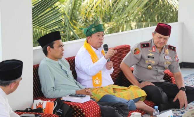 
					Menteri Agraria dan Tata Ruang/Kepala Badan Pertanahan Nasional (ATR/BPN), Nusron Wahid, didampingi Ustadz Abdul Somad dan Wakapolda Riau