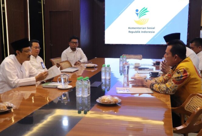 
					Gubernur Ansar saat bertemu dengan Mensos RI, Rabu (29/04). F-Kominfo Kepri 