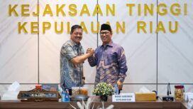 Kanan, Wagub Kepri, Nyanyang Haris Pratamura salam komando bersama Kajati Kepri, Jum'at (22/05)