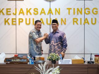 Kanan, Wagub Kepri, Nyanyang Haris Pratamura salam komando bersama Kajati Kepri, Jum'at (22/05)