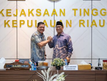 Kanan, Wagub Kepri, Nyanyang Haris Pratamura salam komando bersama Kajati Kepri, Jum'at (22/05)