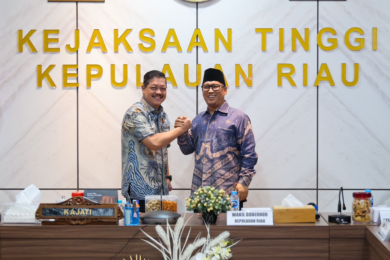 Kanan, Wagub Kepri, Nyanyang Haris Pratamura salam komando bersama Kajati Kepri, Jum'at (22/05)