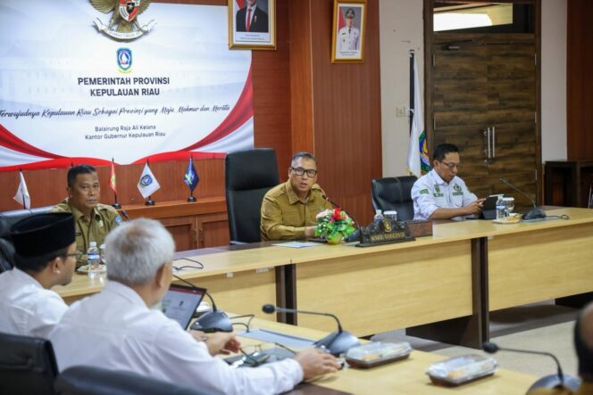 
					Wakil Gubernur Kepulauan Riau, Nyanyang Haris Pratamura, menghadiri sekaligus menjadi keynote speaker pada kegiatan Rapat Koordinasi Daerah (Rakorda) Peningkatan Kapasitas Aparatur dan Kelembagaan Desa se-Provinsi Kepulauan Riau Tahun 2026 di Ruang Rapat Utama Kantor Gubernur Kepri, Dompak, Tanjungpinang, Senin (25/5).