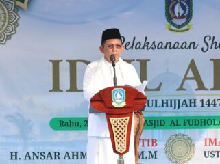 Gubernur Kepulauan Riau, H. Ansar Ahmad, melaksanakan Salat Iduladha 1447 Hijriah tingkat Provinsi Kepulauan Riau sekaligus bertindak sebagai khatib, di Lapangan Masjid Al Fudhola, Bengkong Permai, Kota Batam, Rabu (27/5).
