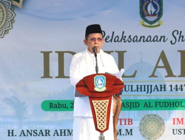 Gubernur Kepulauan Riau, H. Ansar Ahmad, melaksanakan Salat Iduladha 1447 Hijriah tingkat Provinsi Kepulauan Riau sekaligus bertindak sebagai khatib, di Lapangan Masjid Al Fudhola, Bengkong Permai, Kota Batam, Rabu (27/5).
