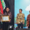 Gubernur Ansar menerima Penghargaan Revitalisasi Bahasa Daerah Tahun 2026 yang digelar di Gedung Garuda Pusat Pelatihan Sumber Daya Manusia Kemendikdasmen, Jalan Raya Parung Ciputat, Bojongsari, Kota Depok, Senin (25/5/2026).