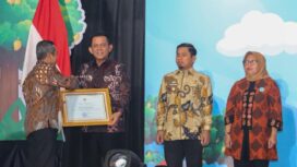 Gubernur Ansar menerima Penghargaan Revitalisasi Bahasa Daerah Tahun 2026 yang digelar di Gedung Garuda Pusat Pelatihan Sumber Daya Manusia Kemendikdasmen, Jalan Raya Parung Ciputat, Bojongsari, Kota Depok, Senin (25/5/2026).