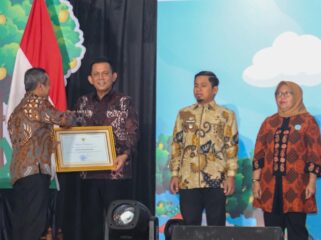 Gubernur Ansar menerima Penghargaan Revitalisasi Bahasa Daerah Tahun 2026 yang digelar di Gedung Garuda Pusat Pelatihan Sumber Daya Manusia Kemendikdasmen, Jalan Raya Parung Ciputat, Bojongsari, Kota Depok, Senin (25/5/2026).