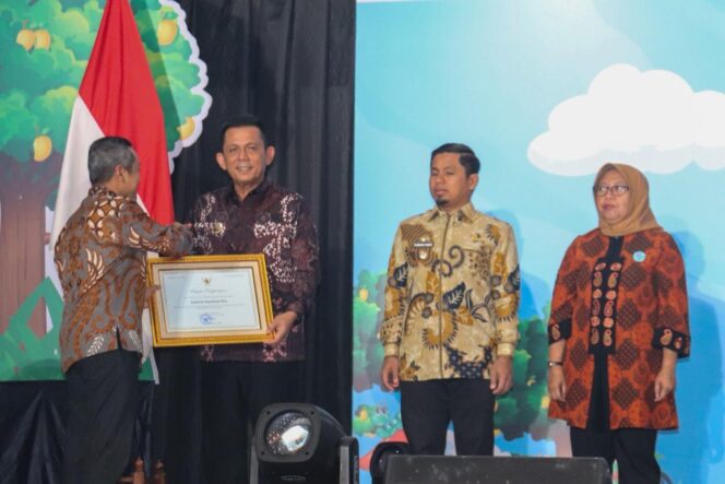 
					Gubernur Ansar menerima Penghargaan Revitalisasi Bahasa Daerah Tahun 2026 yang digelar di Gedung Garuda Pusat Pelatihan Sumber Daya Manusia Kemendikdasmen, Jalan Raya Parung Ciputat, Bojongsari, Kota Depok, Senin (25/5/2026).
