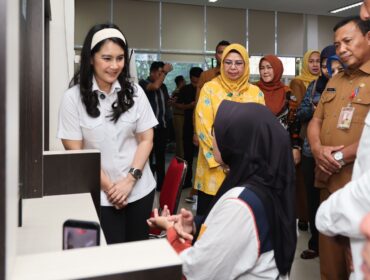 Wakil Menteri Kependudukan dan Pembangunan Keluarga Republik Indonesia, Ratu Ayu Isyana Bagoes Oka, melakukan kunjungan langsung ke pelayanan pemasangan Keluarga Berencana (KB) di Puskesmas Batu X, Kota Tanjungpinang, Senin (25/5/2026).