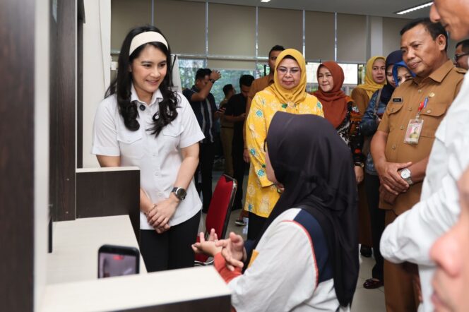 
					Wakil Menteri Kependudukan dan Pembangunan Keluarga Republik Indonesia, Ratu Ayu Isyana Bagoes Oka, melakukan kunjungan langsung ke pelayanan pemasangan Keluarga Berencana (KB) di Puskesmas Batu X, Kota Tanjungpinang, Senin (25/5/2026).