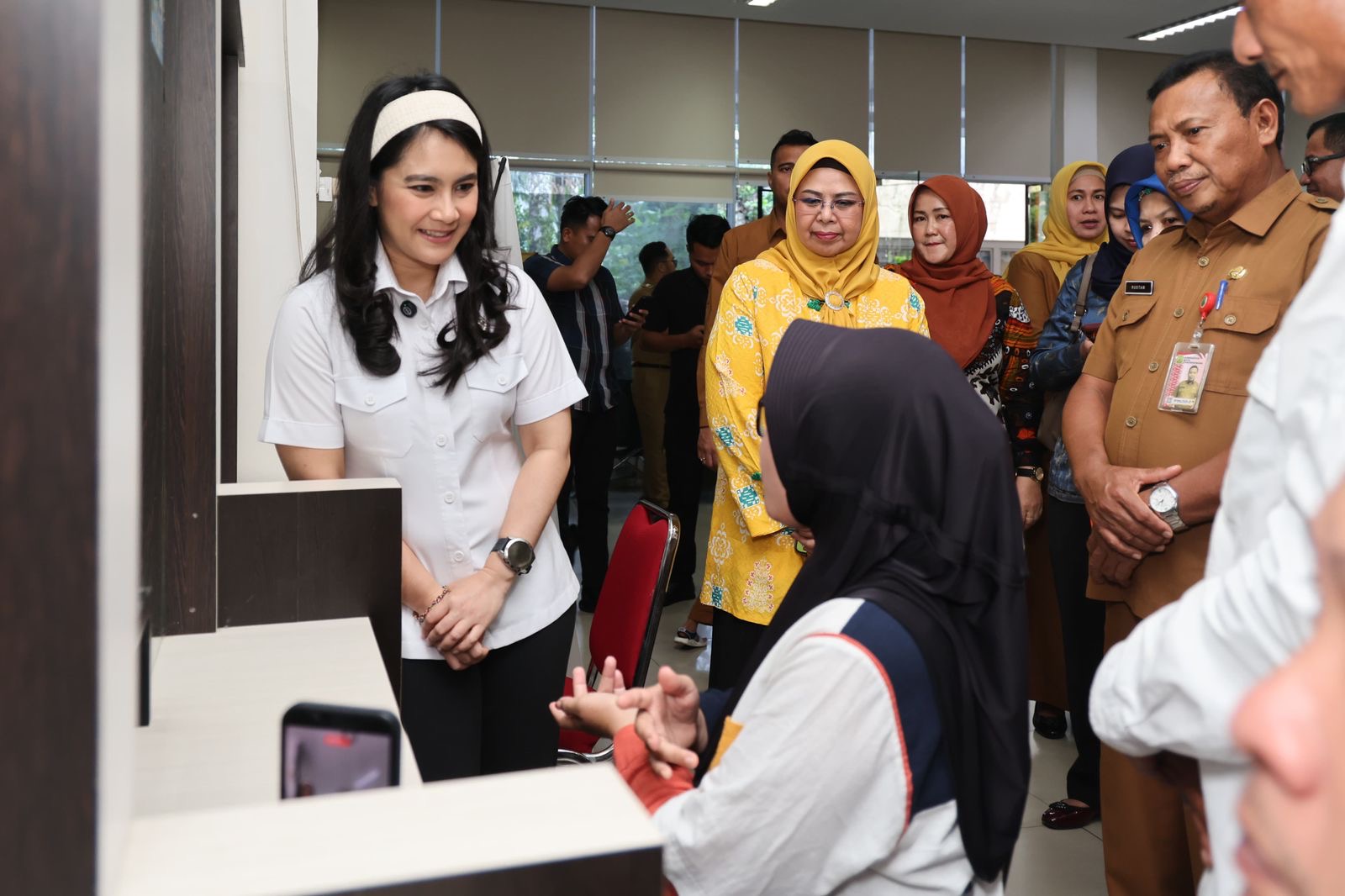Wakil Menteri Kependudukan dan Pembangunan Keluarga Republik Indonesia, Ratu Ayu Isyana Bagoes Oka, melakukan kunjungan langsung ke pelayanan pemasangan Keluarga Berencana (KB) di Puskesmas Batu X, Kota Tanjungpinang, Senin (25/5/2026).