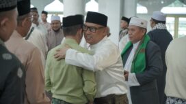 Wakil Gubernur Kepulauan Riau Nyanyang Haris Pratamura bersama Ketua BKOW Provinsi Kepri Nenny Dwiyana Nyanyang membersamai masyarakat Kabupaten Lingga dalam menunaikan Salat Iduladha 1447 Hijriah di Masjid Besar Azzulfa, Jalan Kartini, Dabo Lama, Kecamatan Singkep, Kabupaten Lingga, Rabu (27/5/2026).