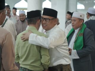 Wakil Gubernur Kepulauan Riau Nyanyang Haris Pratamura bersama Ketua BKOW Provinsi Kepri Nenny Dwiyana Nyanyang membersamai masyarakat Kabupaten Lingga dalam menunaikan Salat Iduladha 1447 Hijriah di Masjid Besar Azzulfa, Jalan Kartini, Dabo Lama, Kecamatan Singkep, Kabupaten Lingga, Rabu (27/5/2026).