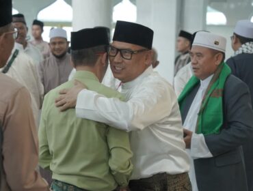 Wakil Gubernur Kepulauan Riau Nyanyang Haris Pratamura bersama Ketua BKOW Provinsi Kepri Nenny Dwiyana Nyanyang membersamai masyarakat Kabupaten Lingga dalam menunaikan Salat Iduladha 1447 Hijriah di Masjid Besar Azzulfa, Jalan Kartini, Dabo Lama, Kecamatan Singkep, Kabupaten Lingga, Rabu (27/5/2026).