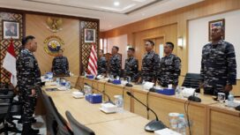 Panglima Komando Armada I (Pangkoarmada I) Laksamana Muda TNI Haris Bima B, S.E. M.Si., M.Tr.Opsla., mengikuti kegiatan Apel Komandan Satuan (AKS) TNI Angkatan Laut Tahun 2026 secara video conference dari Ruang Rapat Pangkoarmada I, Mako Koarmada I Tanjungpinang, pada Senin (04/05/2026).