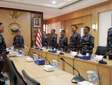 Panglima Komando Armada I (Pangkoarmada I) Laksamana Muda TNI Haris Bima B, S.E. M.Si., M.Tr.Opsla., mengikuti kegiatan Apel Komandan Satuan (AKS) TNI Angkatan Laut Tahun 2026 secara video conference dari Ruang Rapat Pangkoarmada I, Mako Koarmada I Tanjungpinang, pada Senin (04/05/2026).