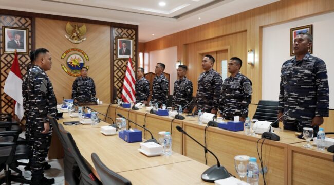 Panglima Komando Armada I (Pangkoarmada I) Laksamana Muda TNI Haris Bima B, S.E. M.Si., M.Tr.Opsla., mengikuti kegiatan Apel Komandan Satuan (AKS) TNI Angkatan Laut Tahun 2026 secara video conference dari Ruang Rapat Pangkoarmada I, Mako Koarmada I Tanjungpinang, pada Senin (04/05/2026).