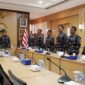 Panglima Komando Armada I (Pangkoarmada I) Laksamana Muda TNI Haris Bima B, S.E. M.Si., M.Tr.Opsla., mengikuti kegiatan Apel Komandan Satuan (AKS) TNI Angkatan Laut Tahun 2026 secara video conference dari Ruang Rapat Pangkoarmada I, Mako Koarmada I Tanjungpinang, pada Senin (04/05/2026).
