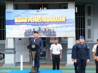 Kepala Rutan Kelas I Tanjungpinang, Alanta Imanuel Ketaren, memimpin langsung pembacaan ikrar yang berisi komitmen menjaga Rutan tetap steril dari handphone ilegal, narkoba, dan praktik penipuan, Jum'at (08/05) F-Rutan Kelas I Tanjungpinang 