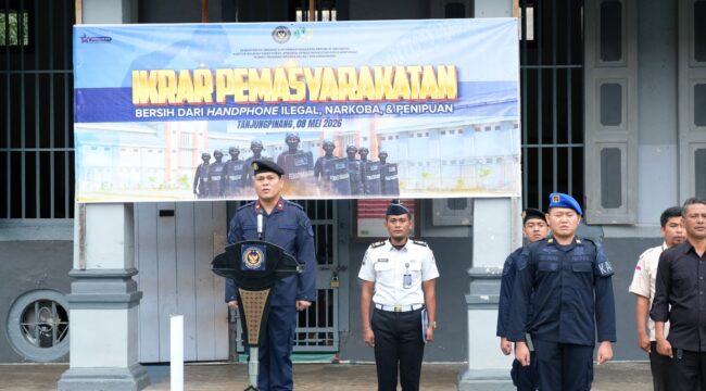 Kepala Rutan Kelas I Tanjungpinang, Alanta Imanuel Ketaren, memimpin langsung pembacaan ikrar yang berisi komitmen menjaga Rutan tetap steril dari handphone ilegal, narkoba, dan praktik penipuan, Jum'at (08/05) F-Rutan Kelas I Tanjungpinang 