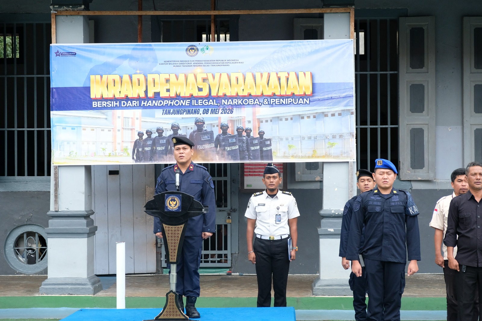 Kepala Rutan Kelas I Tanjungpinang, Alanta Imanuel Ketaren, memimpin langsung pembacaan ikrar yang berisi komitmen menjaga Rutan tetap steril dari handphone ilegal, narkoba, dan praktik penipuan, Jum'at (08/05) F-Rutan Kelas I Tanjungpinang