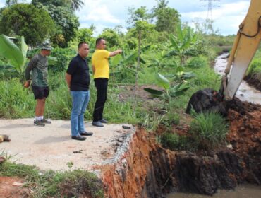 Komandan Kodim (Dandim) 0315/Tanjungpinang, Kolonel Inf Abdul Hamid, didampingi Pasiter Mayor Inf Sangkot bersama Danramil 02/Bintim Kapten Inf Maswendra, melaksanakan peninjauan langsung pembangunan Jembatan Armco di Desa Toapaya Selatan, Kecamatan Toapaya, Kabupaten Bintan, Minggu (10/5/2026).
