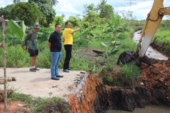 
					Komandan Kodim (Dandim) 0315/Tanjungpinang, Kolonel Inf Abdul Hamid, didampingi Pasiter Mayor Inf Sangkot bersama Danramil 02/Bintim Kapten Inf Maswendra, melaksanakan peninjauan langsung pembangunan Jembatan Armco di Desa Toapaya Selatan, Kecamatan Toapaya, Kabupaten Bintan, Minggu (10/5/2026).