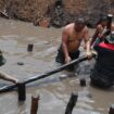 Personil Kodim 0315 Tanjungpinang saat membangun jembatan, Selasa (12/05)