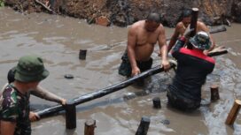 Personil Kodim 0315 Tanjungpinang saat membangun jembatan, Selasa (12/05)