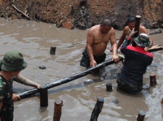 Personil Kodim 0315 Tanjungpinang saat membangun jembatan, Selasa (12/05)