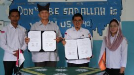 Ketua Bawaslu Kota Tanjungpinang dan Kepala SMAS Muhammadiyah Tanjungpinang melakukan penandatanganan Nota Kesepahaman dan Perjanjian Kerja Sama
Ketua Bawaslu Kota Tanjungpinang dan Kepala SMAS Muhammadiyah Tanjungpinang melakukan penandatanganan Nota Kesepahaman dan Perjanjian Kerja Sama, Rabu (13/05). 