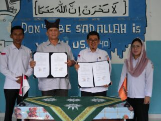 Ketua Bawaslu Kota Tanjungpinang dan Kepala SMAS Muhammadiyah Tanjungpinang melakukan penandatanganan Nota Kesepahaman dan Perjanjian Kerja Sama
Ketua Bawaslu Kota Tanjungpinang dan Kepala SMAS Muhammadiyah Tanjungpinang melakukan penandatanganan Nota Kesepahaman dan Perjanjian Kerja Sama, Rabu (13/05). 