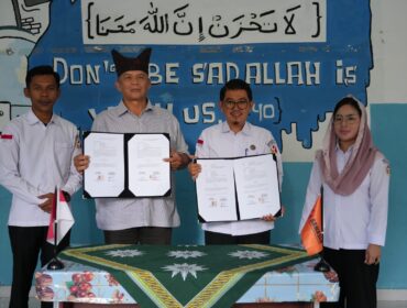 Ketua Bawaslu Kota Tanjungpinang dan Kepala SMAS Muhammadiyah Tanjungpinang melakukan penandatanganan Nota Kesepahaman dan Perjanjian Kerja Sama
Ketua Bawaslu Kota Tanjungpinang dan Kepala SMAS Muhammadiyah Tanjungpinang melakukan penandatanganan Nota Kesepahaman dan Perjanjian Kerja Sama, Rabu (13/05). 