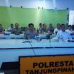 Polresta Tanjungpinang mengikuti kegiatan Zoom Meeting Panen Raya Jagung Serentak Kuartal II Tahun 2026, Groundbreaking 10 Gudang Ketahanan Pangan Polri, serta Launching Operasional 166 Satuan Pelayanan Pemenuhan Gizi (SPPG) Polri, yang berlangsung di Command Centre Polresta Tanjungpinang, Sabtu (16/05/2026).
