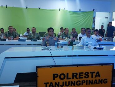 Polresta Tanjungpinang mengikuti kegiatan Zoom Meeting Panen Raya Jagung Serentak Kuartal II Tahun 2026, Groundbreaking 10 Gudang Ketahanan Pangan Polri, serta Launching Operasional 166 Satuan Pelayanan Pemenuhan Gizi (SPPG) Polri, yang berlangsung di Command Centre Polresta Tanjungpinang, Sabtu (16/05/2026).