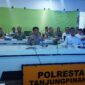 Polresta Tanjungpinang mengikuti kegiatan Zoom Meeting Panen Raya Jagung Serentak Kuartal II Tahun 2026, Groundbreaking 10 Gudang Ketahanan Pangan Polri, serta Launching Operasional 166 Satuan Pelayanan Pemenuhan Gizi (SPPG) Polri, yang berlangsung di Command Centre Polresta Tanjungpinang, Sabtu (16/05/2026).