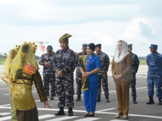 Panglima Komando Armada I (Pangkoarmada I) Laksamana Muda TNI Haris Bima B, S.E., M.Si., M.Tr.Opsla., didampingi Ketua Gabungan I Gabungan Jalasenastri Koarmada RI Ny. Putri Haris Bima melaksanakan kunjungan kerja ke Wilayah Gugus Tempur Laut (Guspurla) Koarmada I di Selat Lampa, Kabupaten Natuna, pada Jumat (15/05/2026).