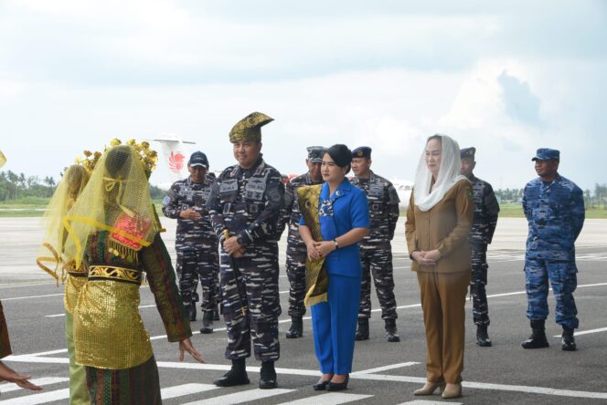 
					Panglima Komando Armada I (Pangkoarmada I) Laksamana Muda TNI Haris Bima B, S.E., M.Si., M.Tr.Opsla., didampingi Ketua Gabungan I Gabungan Jalasenastri Koarmada RI Ny. Putri Haris Bima melaksanakan kunjungan kerja ke Wilayah Gugus Tempur Laut (Guspurla) Koarmada I di Selat Lampa, Kabupaten Natuna, pada Jumat (15/05/2026).
