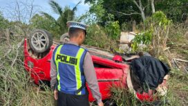 satu unit mobil Toyota Agya merah dengan nomor polisi BP 1637 TM terbalik saat melaju dari arah Kawal menuju Kijang, Senin (18/05/2026). Pagi
